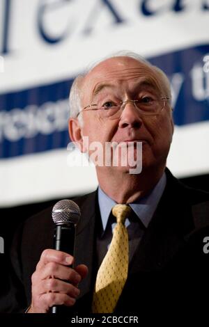 Austin, Texas États-Unis, 10 janvier 2008 : l'ancien sénateur conservateur américain Phil Gramm prend la parole lors d'un déjeuner de la Texas public Policy Foundation à Austin. Gramm a été mentionné comme un choix possible à la vice-présidence du candidat républicain à la présidence John McCain. ©Bob Daemmrich Banque D'Images