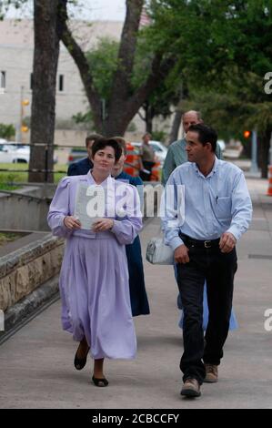 San Angelo, Texas États-Unis, 17 avril 2008 : des membres du YFZ Ranch arrivent jeudi matin au palais de justice du comté de Tom Green pour une audience sur la garde des centaines d'enfants enlevés par l'État du Texas. ©Bob Daemmrich Banque D'Images