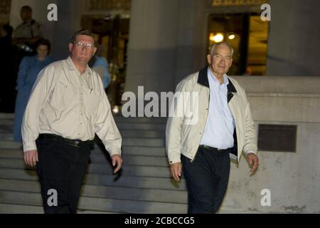 San Angelo, Texas États-Unis, 17 avril 2008 : les membres du YFZ Ranch quittent le palais de justice du comté de Tom Green pour la nuit après une audience judiciaire sur la garde de centaines d'enfants enlevés par l'État du Texas dans l'enceinte du ranch. ©Bob Daemmrich Banque D'Images