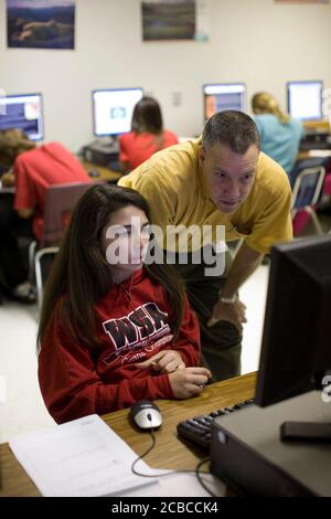 Pflugerville, Texas, États-Unis, 30 mai 2008 : un enseignant travaille avec un élève de septième année en faisant des recherches de fin d'année dans le laboratoire informatique de Park Crest Middle School, un grand campus de banlieue près d'Austin avec 1 000 étudiants. © Bob Daemmrich Banque D'Images
