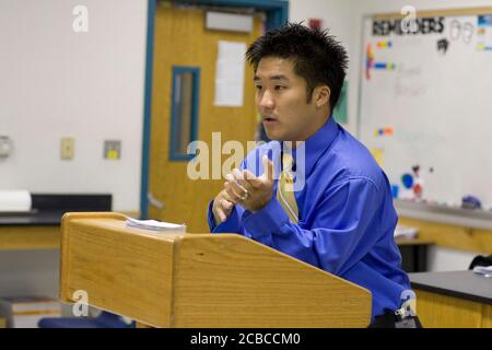 Pflugerville, Texas, États-Unis, 30 mai 2008 : des professeurs d'études sociales d'origine asiatique-américaine donnent des conférences en classe à Park Crest Middle School, un grand campus de banlieue près d'Austin avec 1 000 étudiants. ©Bob Daemmrich Banque D'Images