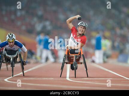 Pékin, Chine, 8 septembre 2008 : deuxième journée d'athlétisme au stade olympique du nid d'oiseau pendant les Jeux paralympiques. La canadienne Diane Roy (1251) célèbre sa victoire dans le 5000 mètres T54 abîmé en crash qui a vu six concurrents ne pas terminer. ©Bob Daemmrich Banque D'Images