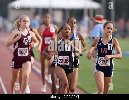 Austin, Texas États-Unis, 10 mai 2008 : les filles concourent dans le 800 mètres au championnat d'État du Texas High School à l'Université du Texas à Austin. ©Bob Daemmrich Banque D'Images