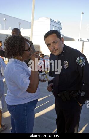 Austin, Texas États-Unis, 7 octobre 2008 : Art Acevedo, chef de la police d'Austin (à droite) écoute les préoccupations d'une résidente noire lors de l'événement annuel de quartier National Night Out où les gens se réunissent avec les voisins et la police locale pour aider à lutter contre la criminalité. ©Bob Daemmrich Banque D'Images