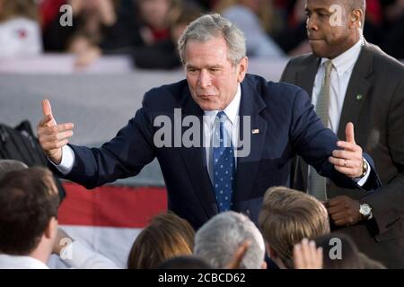 Midland, Texas USA, 20 janvier 2009 : l'ancien président George W. Bush est accueilli par 20 000 sympathisants dans le centre-ville de Midland mardi après son retour de Washington en tant que citoyen privé suite à l'investiture de Barack Obama. ©Bob Daemmrich Banque D'Images