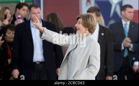 Midland, Texas 20 janvier 2009 : l'ancienne première dame Laura Bush est accueillie par 20 000 sympathisants dans le centre-ville de Midland mardi après son retour de Washington avec son mari George W. Bush en tant que simple citoyen après l'investiture de Barack Obama. ©Bob Daemmrich Banque D'Images