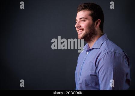 Portrait de jeune heureux beau surpoids barbu homme d'affaires Banque D'Images