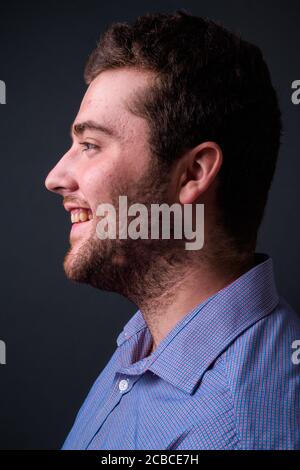 Portrait de jeune heureux beau surpoids barbu homme d'affaires Banque D'Images