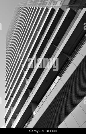 Perspective d'un immeuble d'appartements en hauteur. Photographie architecturale en noir et blanc Banque D'Images