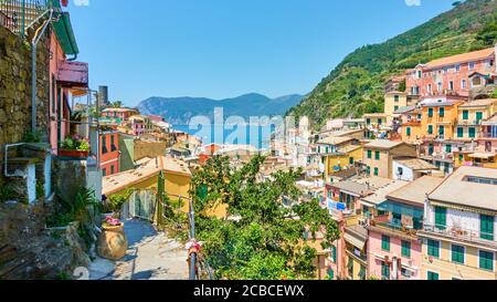 Vue panoramique sur la petite ville balnéaire de Vernazza dans les Cinque Terre, la Spezia, Italie. Paysage italien Banque D'Images