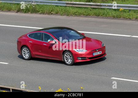 2018 rouge Tesla modèle S 100D ; véhicules mobiles pour la circulation routière, voitures mobiles conduisant un véhicule sur les routes britanniques, moteurs, conduite sur le réseau d'autoroute M6. Banque D'Images