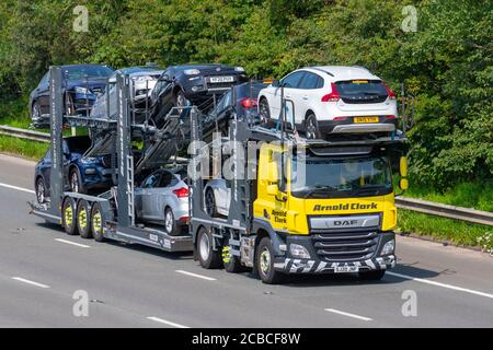 Arnold Clark livraisons de véhicules d'occasion; transport de véhicules de transport de voiture. Véhicules de transport de voitures commerciales sur la M6 à Lancaster. ROYAUME-UNI Banque D'Images