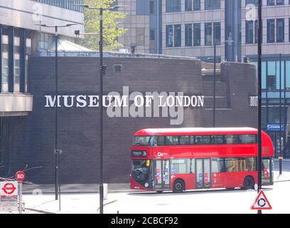 Bus de Londres à côté du musée de Londres Banque D'Images