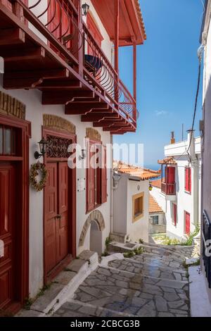 Façades de bâtiments colorées le long d'une ruelle étroite dans le village de Glossa, Skopelos, Sporades du Nord, Grèce Banque D'Images