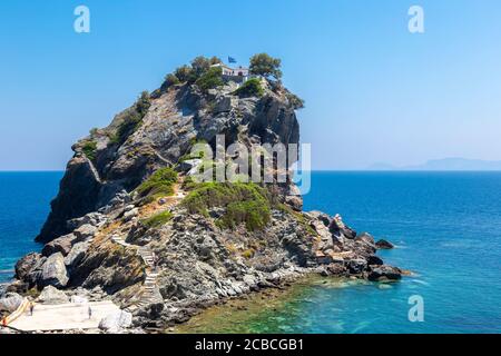 La chapelle Saint-Jean, au sommet de la falaise de mamma Mia, Skopelos, Sporades du Nord, Grèce Banque D'Images