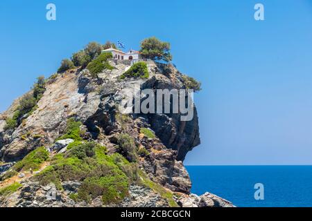 La chapelle Saint-Jean, au sommet de la falaise de mamma Mia, Skopelos, Sporades du Nord, Grèce Banque D'Images