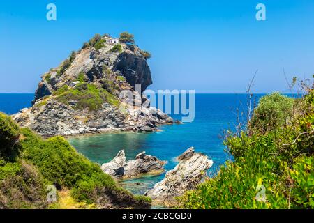 La chapelle Saint-Jean, au sommet de la falaise de mamma Mia, Skopelos, Sporades du Nord, Grèce Banque D'Images