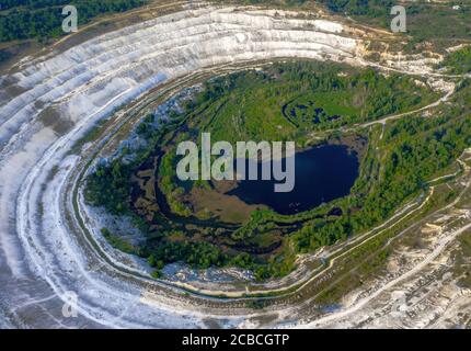 Ancienne mine à ciel ouvert. Extraction industrielle de craie et par extraction minière. Lac en carrière. Antenne. Photo de haute qualité Banque D'Images