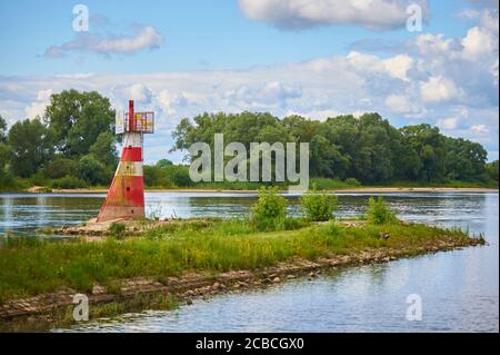Le phare à l'entrée du port fluvial de Boizenburg / Elbe, Allemagne du Nord Banque D'Images