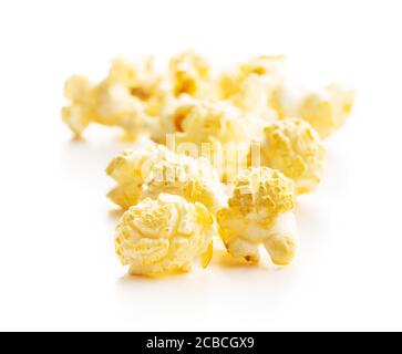 Pop-corn sucré et savoureux, isolé sur fond blanc. Banque D'Images