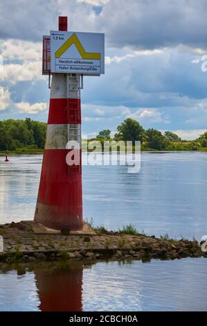 Le phare à l'entrée du port fluvial de Boizenburg / Elbe, Allemagne du Nord Banque D'Images