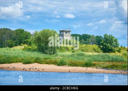 Une ancienne tour de surveillance et une partie du mur de l'ancienne frontière entre l'Allemagne de l'est et l'Allemagne de l'Ouest sur les rives de l'Elbe, aujourd'hui un mémorial Banque D'Images