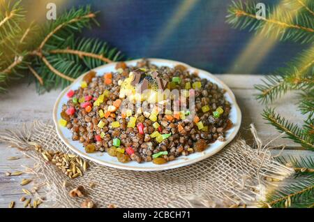 Pilaf sucré aux fruits secs. Kutia moderne aux fruits confits. Assiette avec kutia et fruits secs Banque D'Images