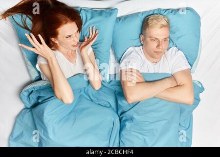jeune homme et femme ayant conflit, problème, femme agressive hurle à l'homme. émotion négative et sentiment concept, vue de dessus.style de vie Banque D'Images