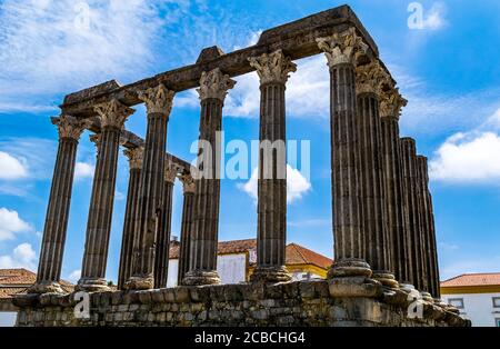 Le temple romain Diana d'Evora est situé dans le Largo Place Conde de Vila Flor Banque D'Images