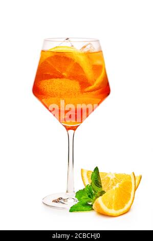 Verre de cocktail apéritif Spritz avec tranches d'orange isolées arrière-plan blanc Banque D'Images