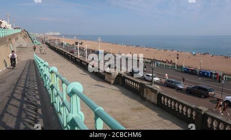 Brighton, Royaume-Uni - 10 août 2020 : passerelles et rampes le long de la mer. Banque D'Images