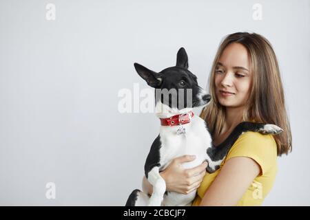 la fille malade aime les animaux de compagnie. chien comprend son propriétaire sans mots . espace de copie. animaux amoureux, bénévole a trouvé un animal errant sans abri. espace de copie Banque D'Images