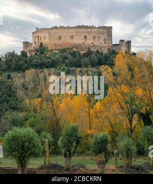 Ancien château médiéval et ville de Pedraza à Segovia, Espagne. Ciel spectaculaire avec nuages orageux au coucher du soleil. Forêt d'automne et paysage bucolique Banque D'Images