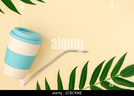 Apportez votre propre concept de tasse. Coupe écologique en bambou et paille de boisson en métal sur fond beige. Copier l'espace Banque D'Images