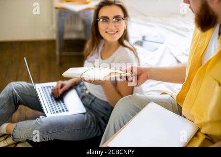 heureux couples caucasiens mariés triant des lettres à la maison, ils vont inviter des invités dans leur nouvelle maison, l'homme donner la lettre à la femme. ils ma Banque D'Images