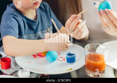 Jeune belle mère, qui était avec son fils, passer du temps ensemble. Célébration de Pâques et parentalité concept. La mère et le fils de décisions Easte Banque D'Images