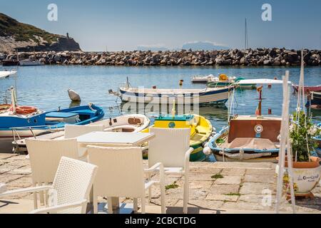 PROCIDA (NA), ITALIE - 30 JUIN 2020 : bateaux amarrés flottant dans le port devant le restaurant Banque D'Images