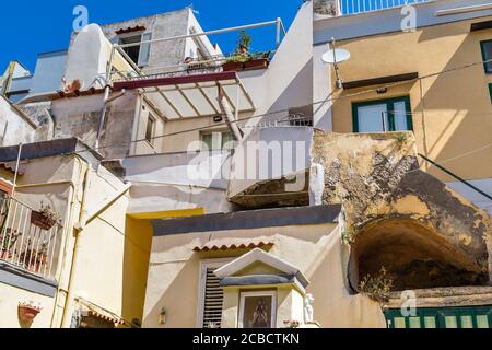 PROCIDA (NA), ITALIE - 30 JUIN 2020: Lumière du soleil éclairant les maisons colorées à Procida Banque D'Images