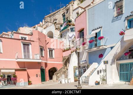 PROCIDA (NA), ITALIE - 30 JUIN 2020: Lumière du soleil éclairant les maisons colorées à Procida Banque D'Images