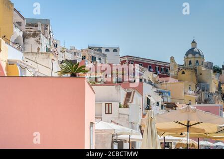 PROCIDA (NA), ITALIE - 30 JUIN 2020: Lumière du soleil éclairant les maisons colorées à Procida Banque D'Images