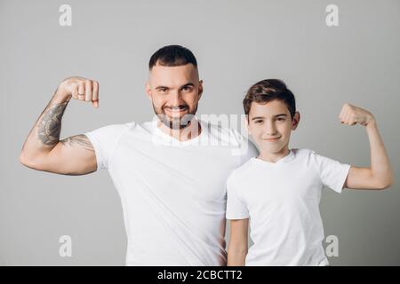 un homme positif et un petit garçon avec des bras levés posent à la caméra. gros plan shsot.wellness, bien-être Banque D'Images