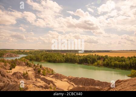 Les montagnes d'argile de relief et un lac vert clair. Banque D'Images