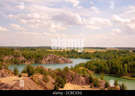 Les montagnes d'argile de relief et un lac vert clair. Banque D'Images