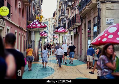 Champignons et insectes de conte de fées sur la rue San Francisco à Alicante City, Espagne, Europe, juillet 2020 Banque D'Images