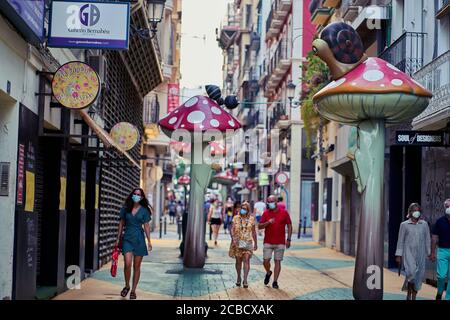 Champignons et insectes de conte de fées sur la rue San Francisco à Alicante City, Espagne, Europe, juillet 2020 Banque D'Images