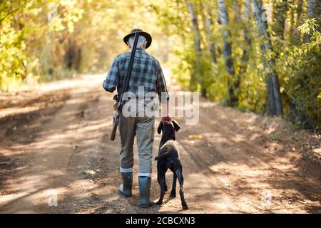 embuscade pour canards avec chien dans la forêt d'automne. Le chasseur est de retour avec un chien qui va chasser Banque D'Images