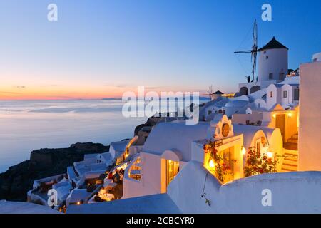 Vue sur le village d''Oia sur l'île de Santorin en Grèce. Banque D'Images