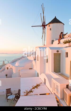 Vue sur le village d''Oia sur l'île de Santorin en Grèce. Banque D'Images