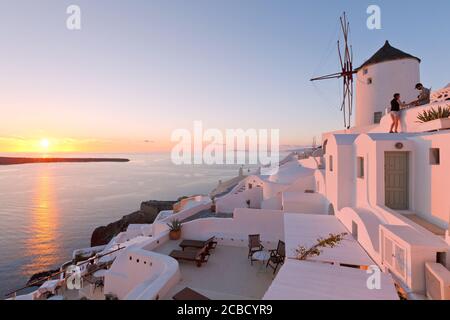 Vue sur le village d''Oia sur l'île de Santorin en Grèce. Banque D'Images