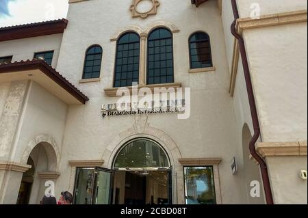 Orlando,FL/USA- 6/13/20: L'extérieur d'un magasin Diamonds International dans un centre commercial extérieur à Orlando, Floride. Banque D'Images